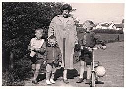 005-Zbynek a bratri s maminkou.jpg